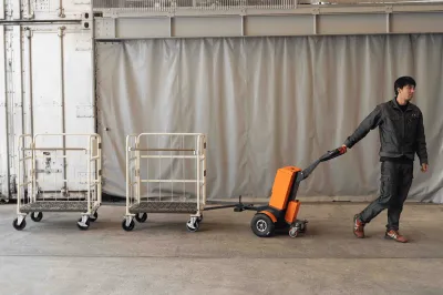 カゴ台車を連結して運搬も